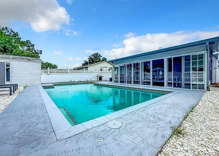 Poolside Paradise Near Siesta Key Beach Sarasota